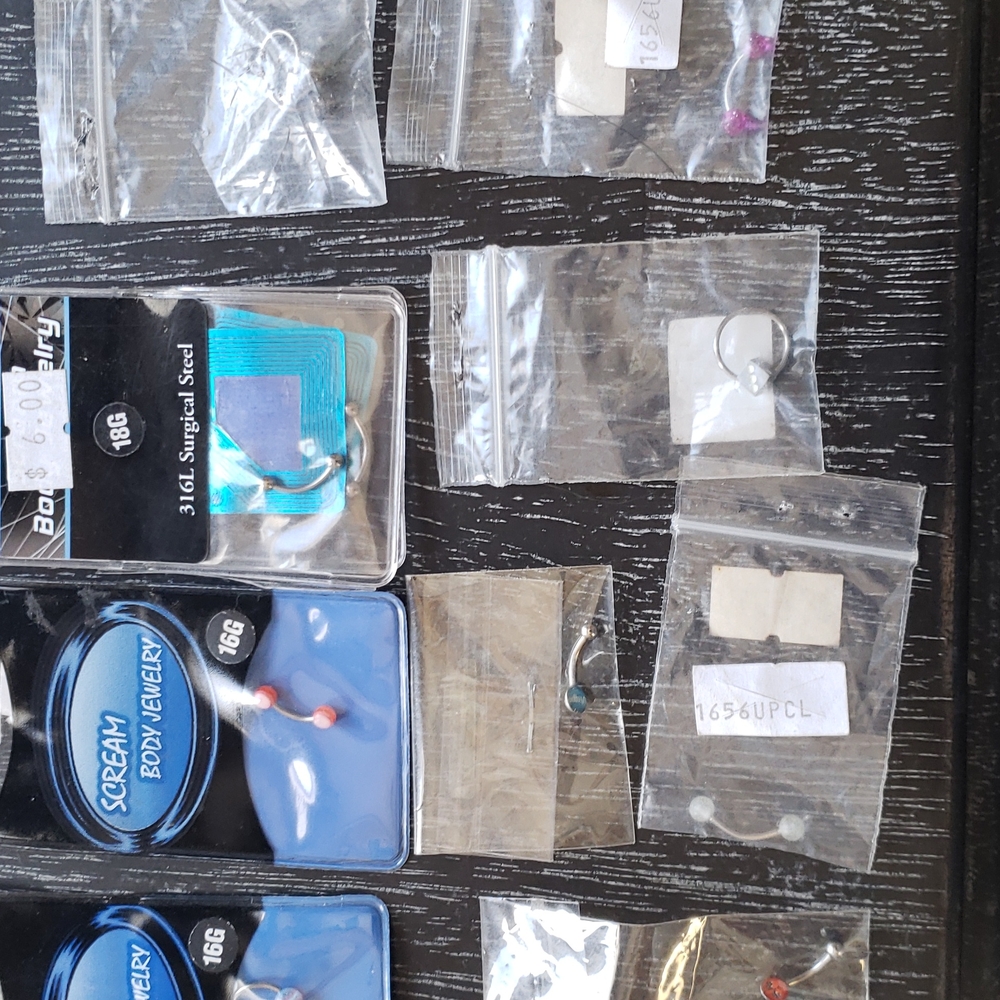 Asst. Body Jewelry eyebrow, captives, and labrets. 30 pieces - Picture 4 of 5